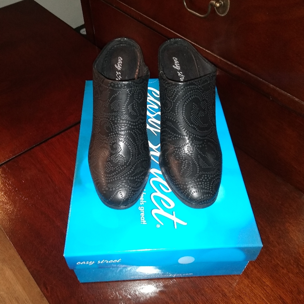 Black Clogs - image 2